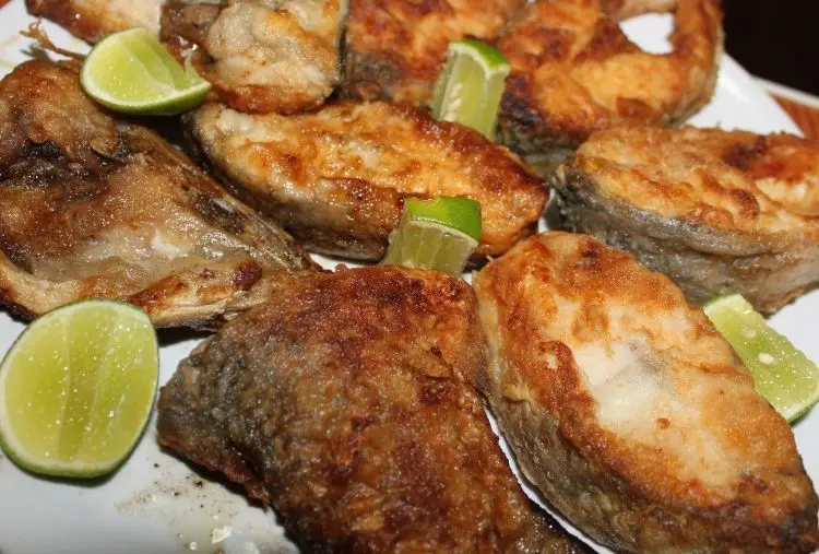 Peixe frito com farinha de trigo