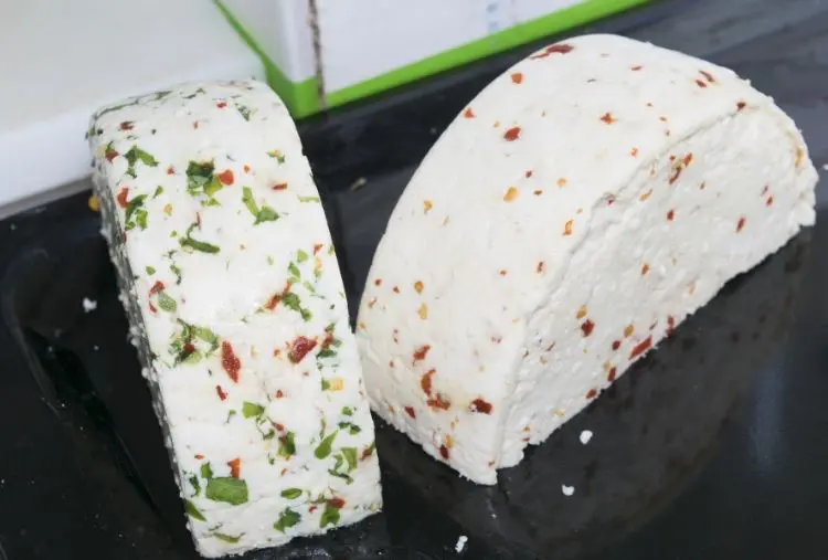 Queijo caseiro temperado
