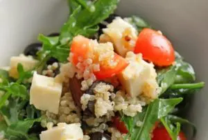 Salada de quinoa com queijo feta