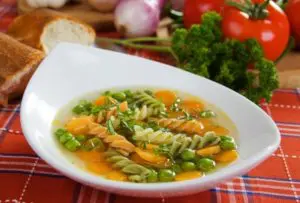 Sopa de legumes com macarrão