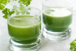 Suco detox com salsa e melão