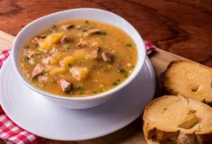 caldo de carne com mandioca