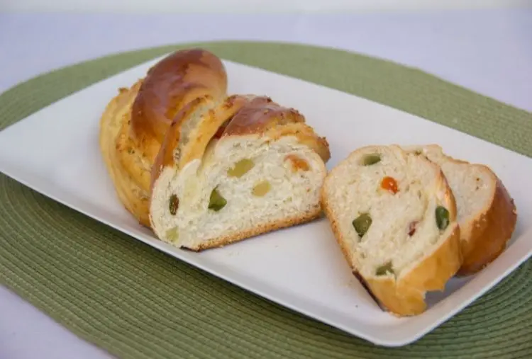 pão doce com frutas cristalizadas