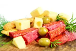 petisco de azeitona com salame