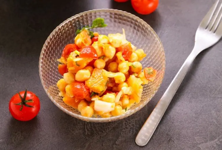 salada de grão de bico com tomate