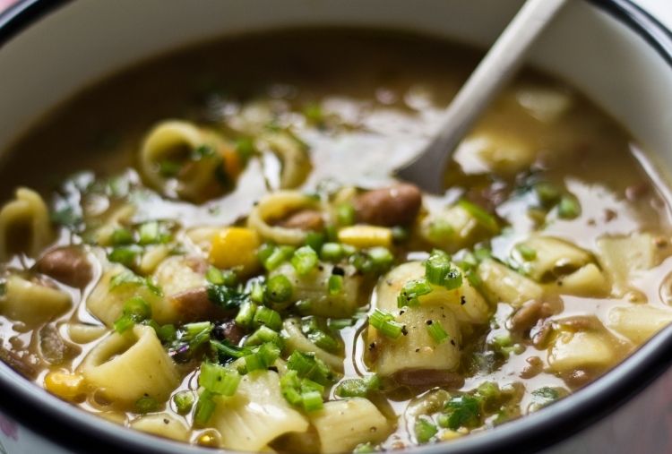 sopa de feijão com macarrão