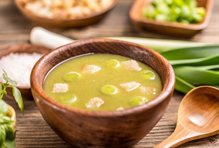 sopa low carb de legumes com alho-poró