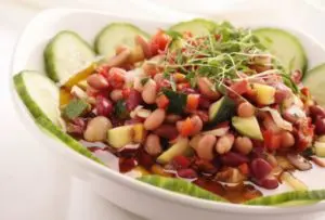 Salada de feijão fradinho com sardinha
