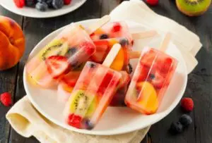 Picolé com pedaços de frutas