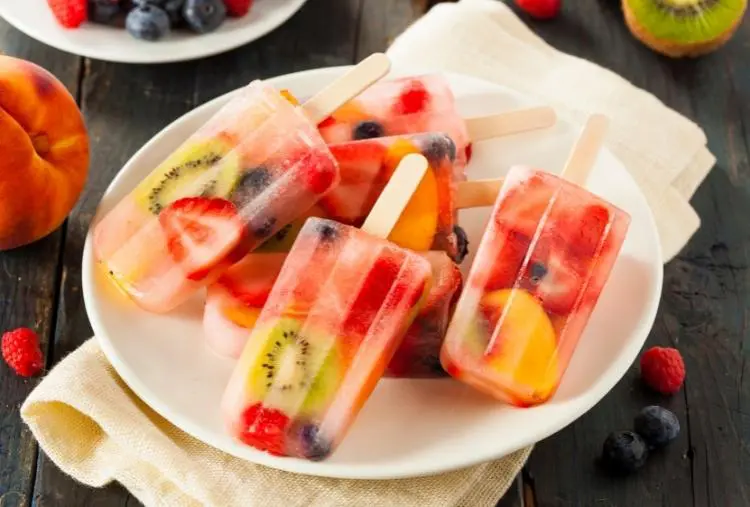 Picolé com pedaços de frutas