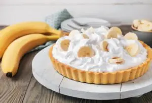 Torta de doce de banana e creme de coco
