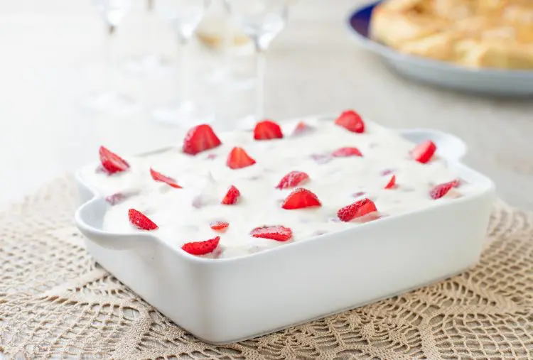 Pavê de morango simples com bolacha maizena