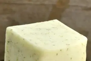 Queijo caseiro temperado com ervas