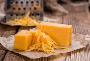 Queijo cheddar caseiro