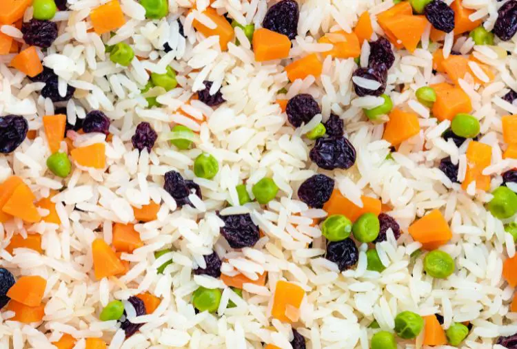 Arroz com uva passa e cenoura