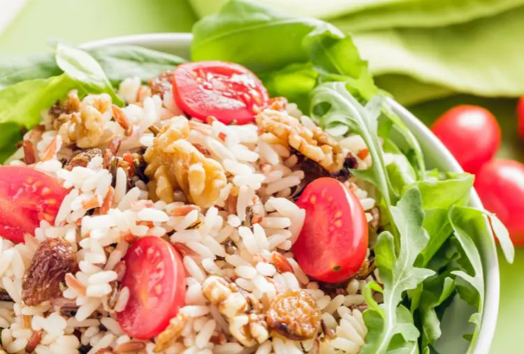 Arroz com uva passa e nozes