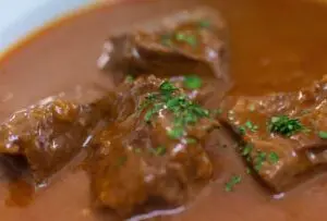 Carne de panela de pressão com molho