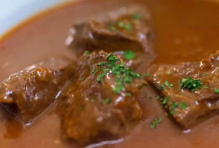 Carne de panela de pressão com molho