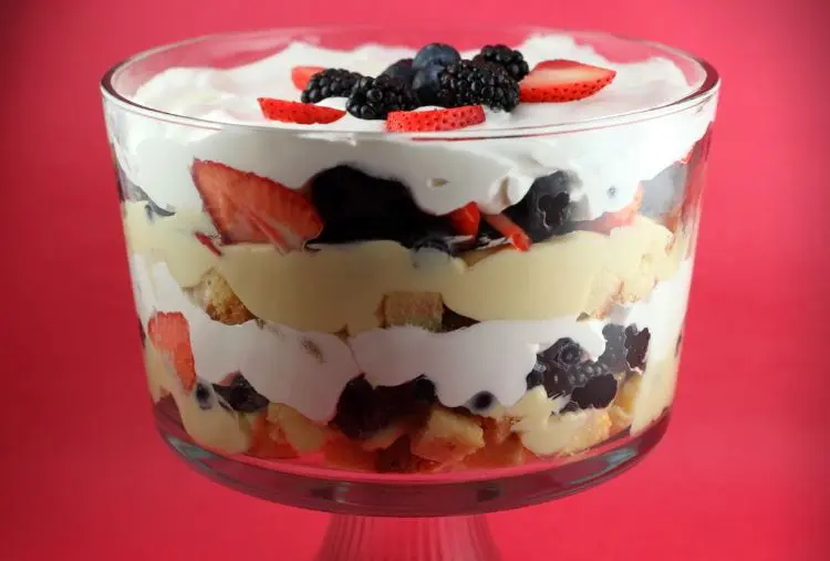 Sobremesa de natal com frutas vermelhas