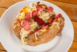 batata assada recheada com salsicha