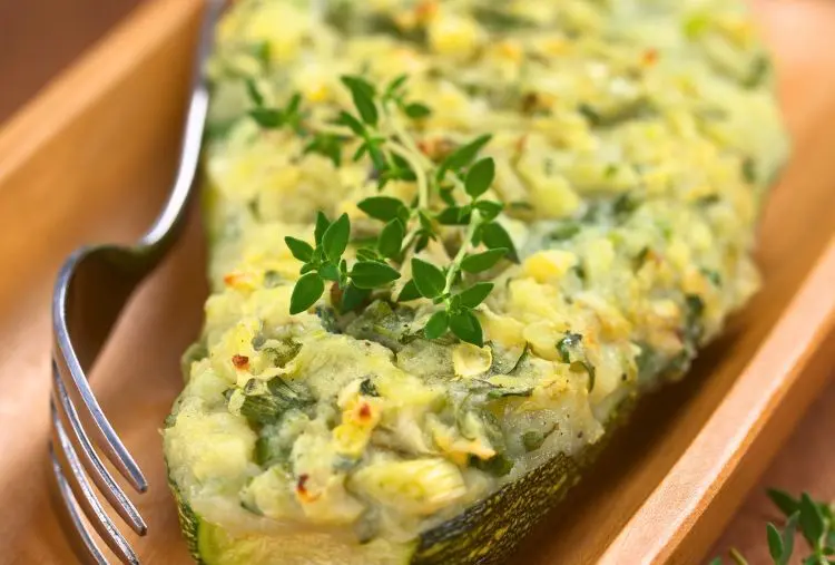 Abobrinha recheada low carb