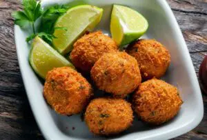 Bolinho de batata com atum
