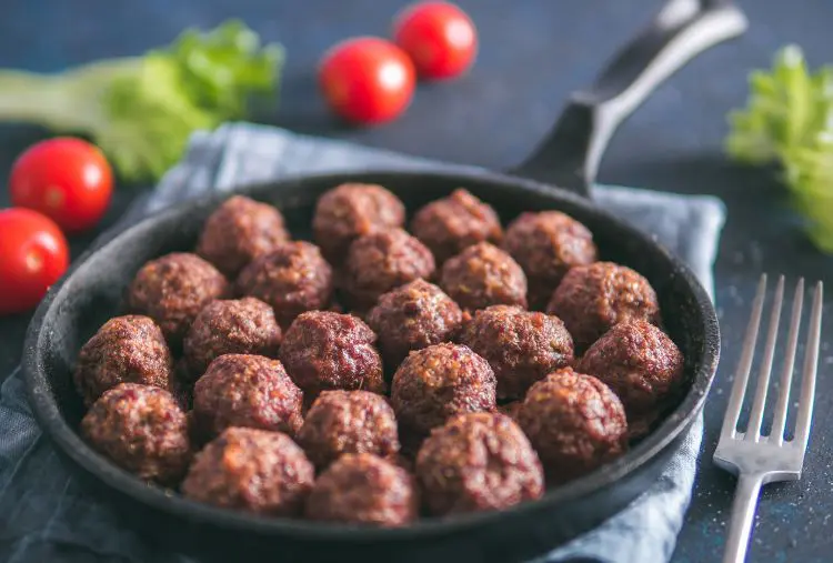 Bolinho de carne moída com hortelã