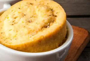 Bolo de caneca low carb com maçã