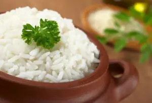 Como fazer arroz na panela de pressão elétrica