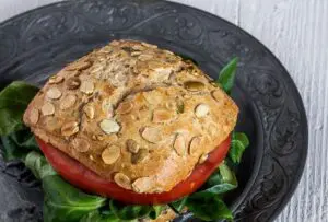 Hambúrguer de tofu com creme de cottage e hortelã