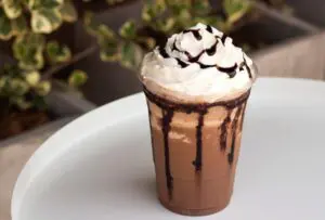 Milk- shake de chocolate com chantilly