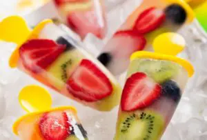 Picolé de frutas com hortelã