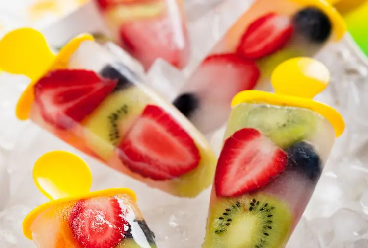 Picolé de frutas com hortelã