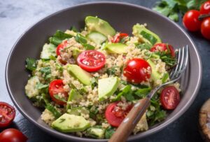 Salada de quinoa com abacate