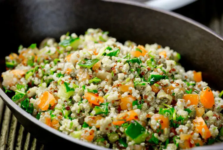 Salada de quínoa com salmão