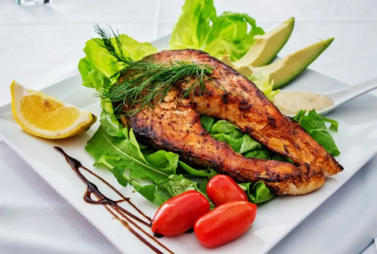 Salmão grelhado com ervas finas