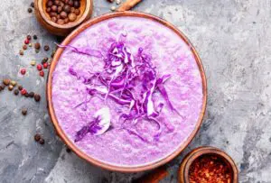 Sopa detox de repolho roxo