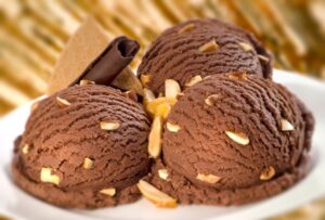 sorvete de chocolate de liquidificador com amendoim