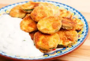 Abobrinha empanada com queijo