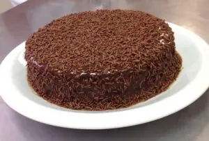 BOLO DE CHOCOLATE CREMOSO