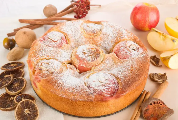 BOLO DE MAÇÃ COM CANELA