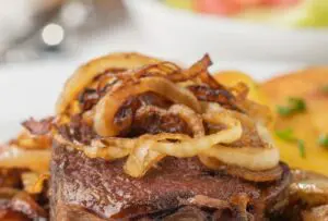 Carne assada na panela de pressão com cebola