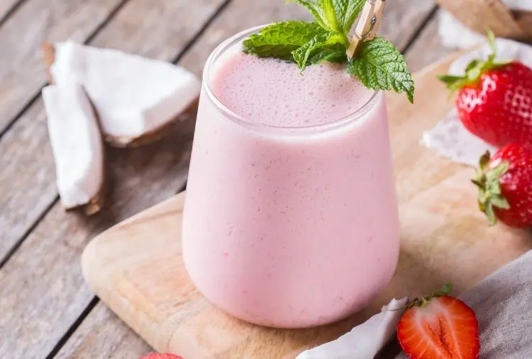 Drink com espumante e morango