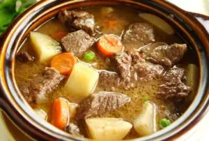Ensopado de carne com legumes