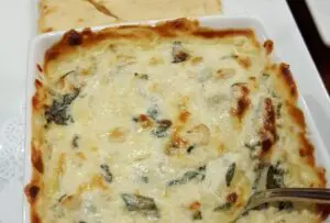Pasta de espinafre e alcachofra ao forno