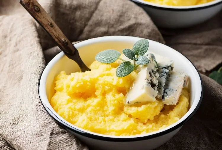Polenta com damasco e gorgonzola