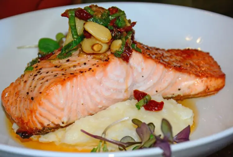 SALMÃO ASSADO À PROVENÇAL