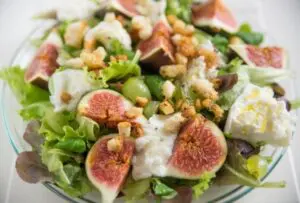 Salada de folhas verdes com figo e queijo cremoso