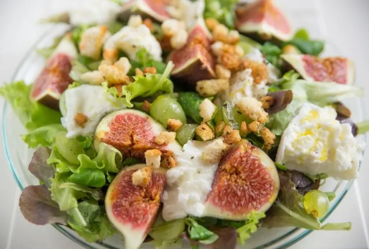 Salada de folhas verdes com figo e queijo cremoso