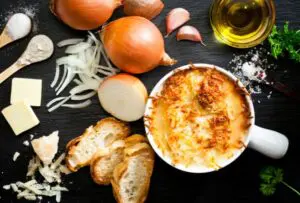 Sopa de cebola com queijo gruyere